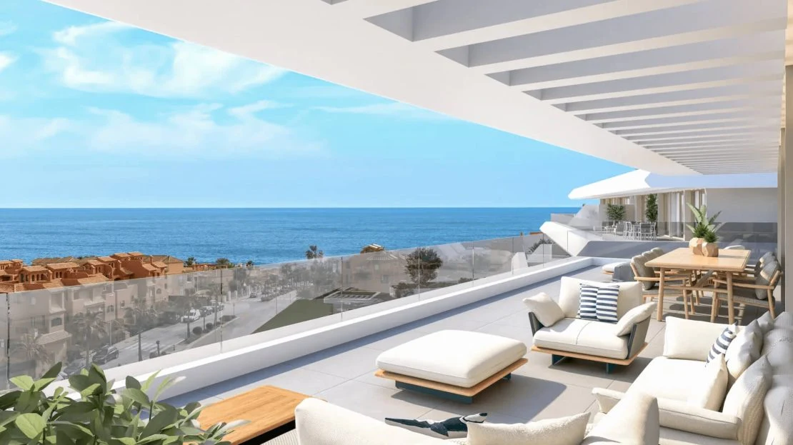 Terras van Absolute Estepona met zeezicht en buitenmeubelen