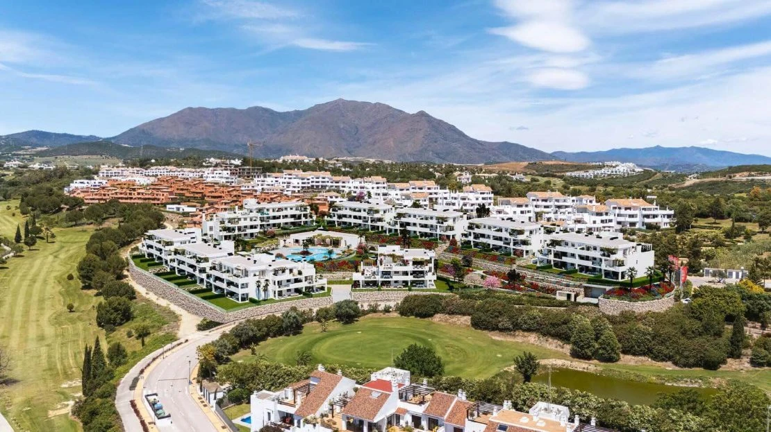 Buitenaanzicht van het complex met mediterrane beplanting