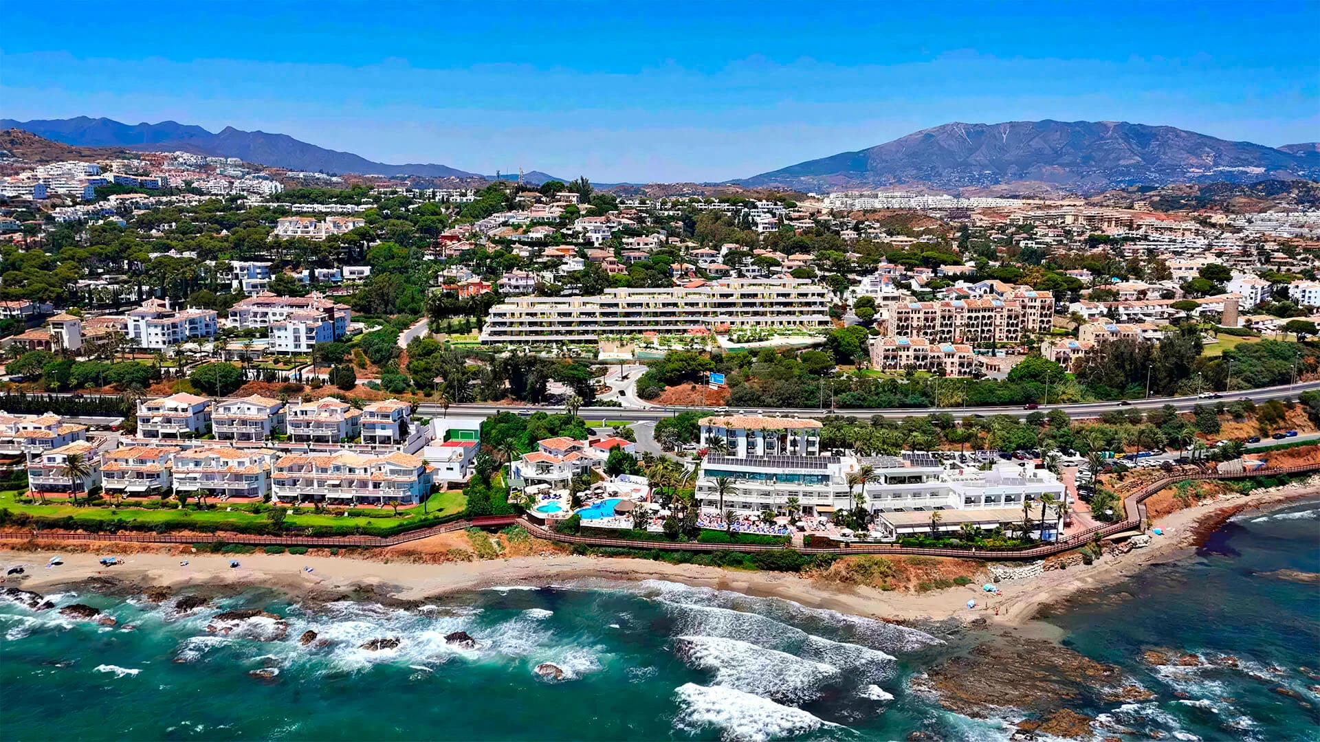 Panoramische luchtfoto van de kustlijn bij Mijas Costa