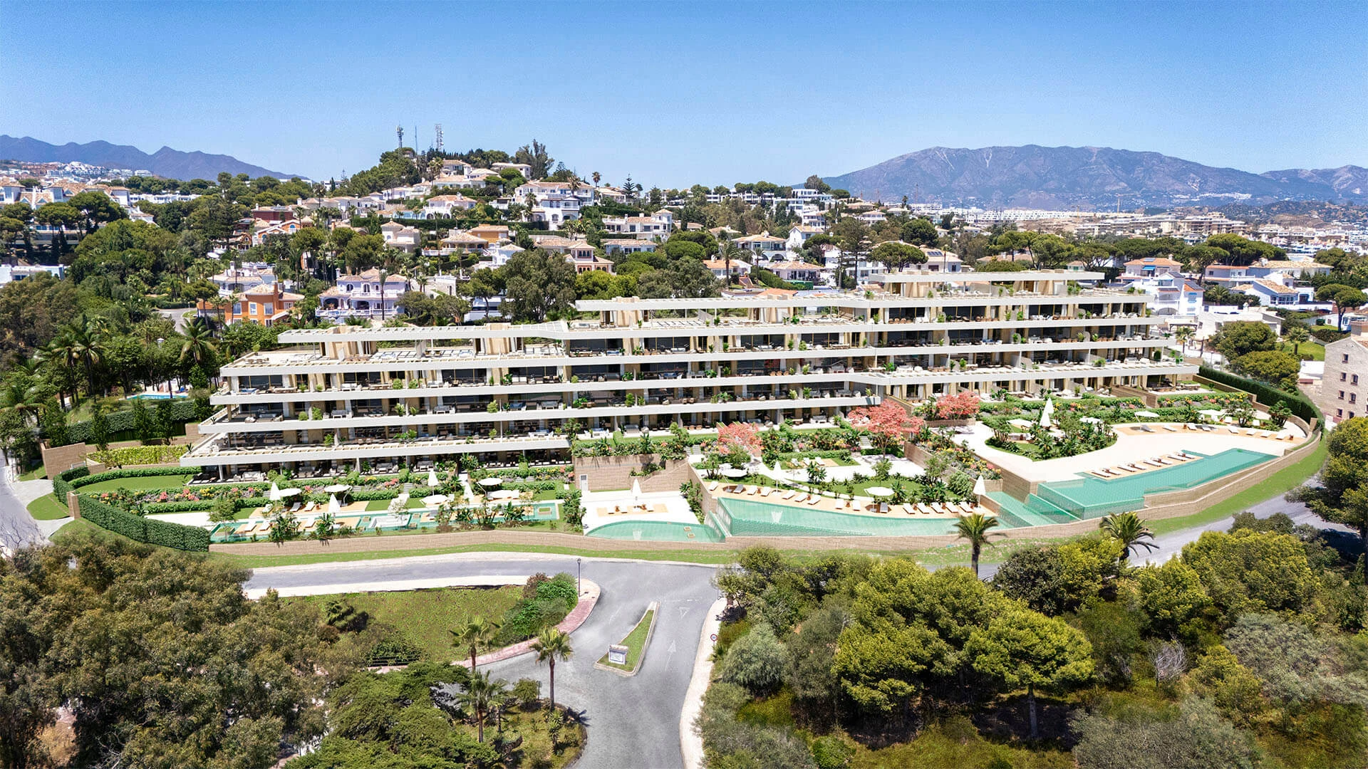 Luchtfoto van het Arosa-complex met tuinen en zwembaden