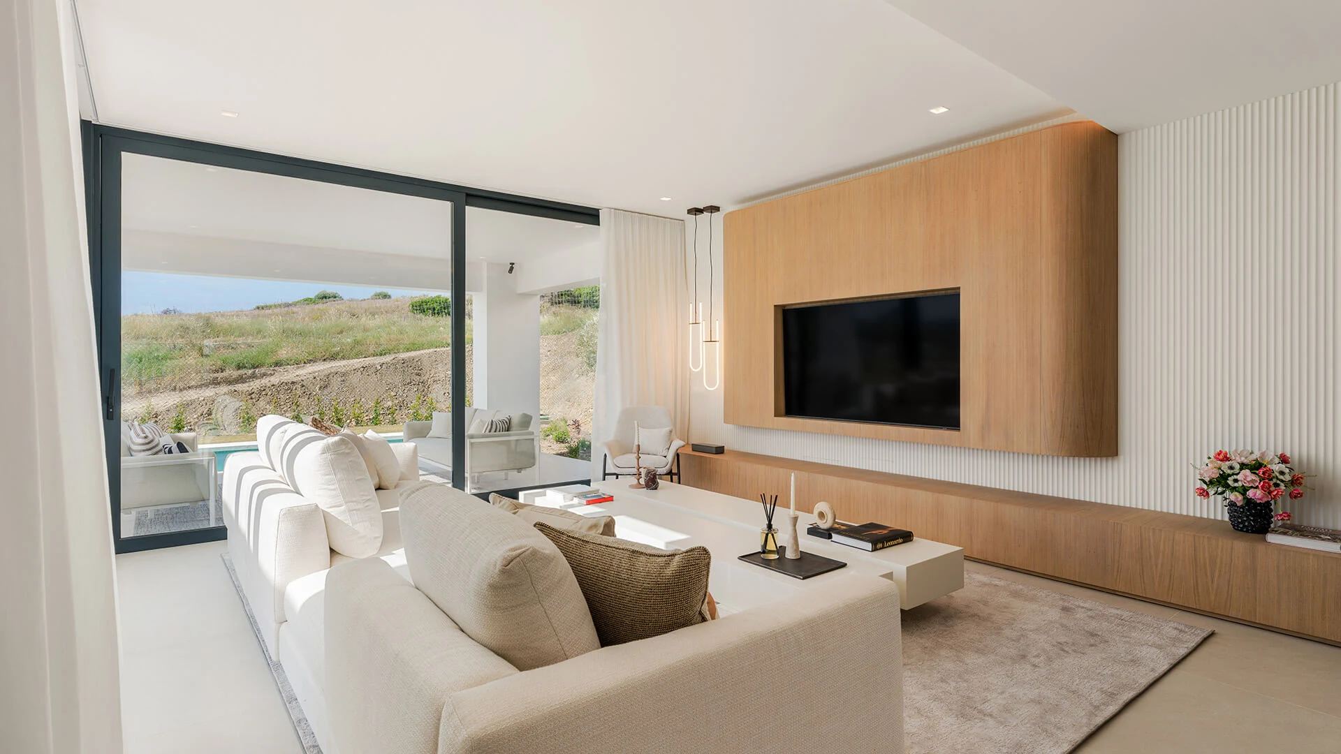 Woonkamer met panoramisch uitzicht in Aurea Villas