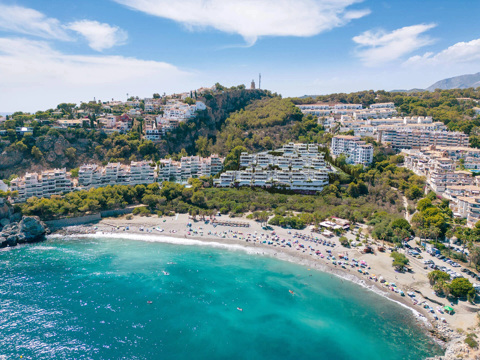 Luchtfoto van de baai en het strand van La Herradura