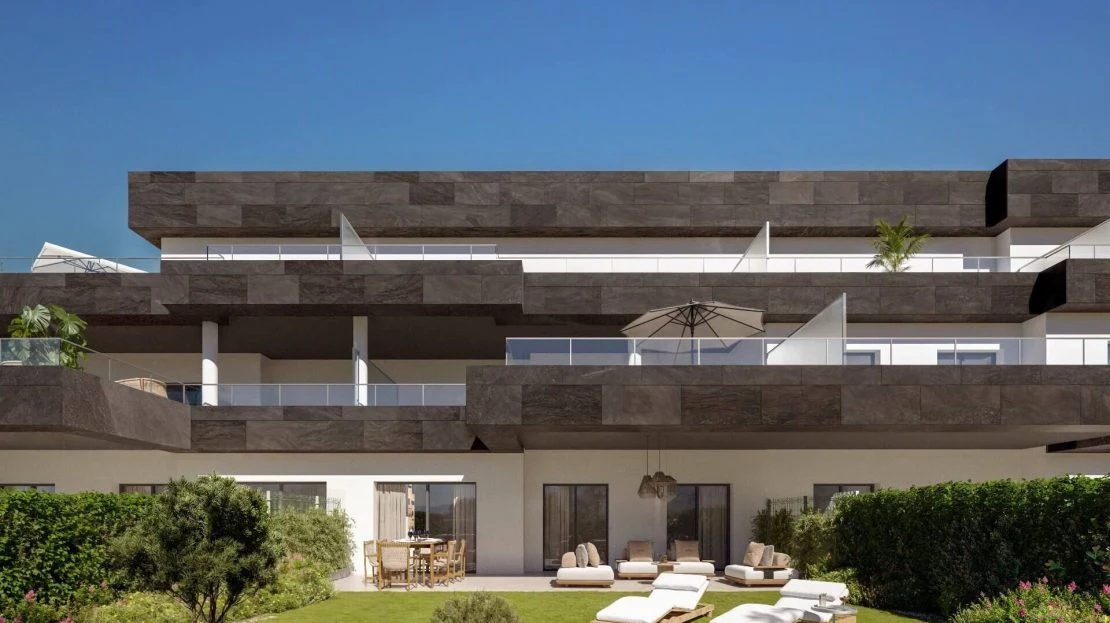 Casares Bay — overzicht van het complex met groenzone en zwembad