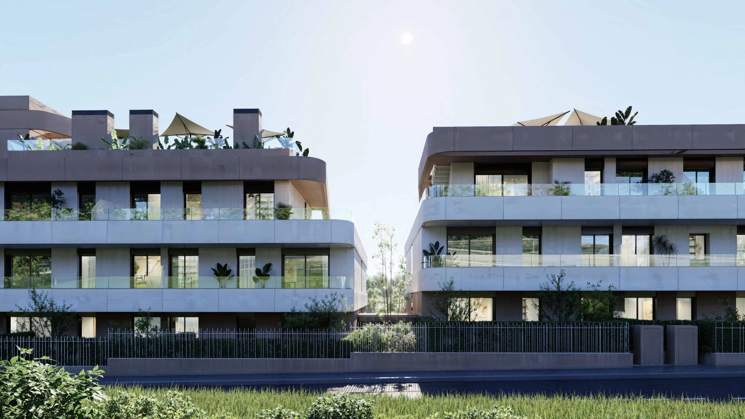 Complex-overzicht met rooftop-terrassen en zee