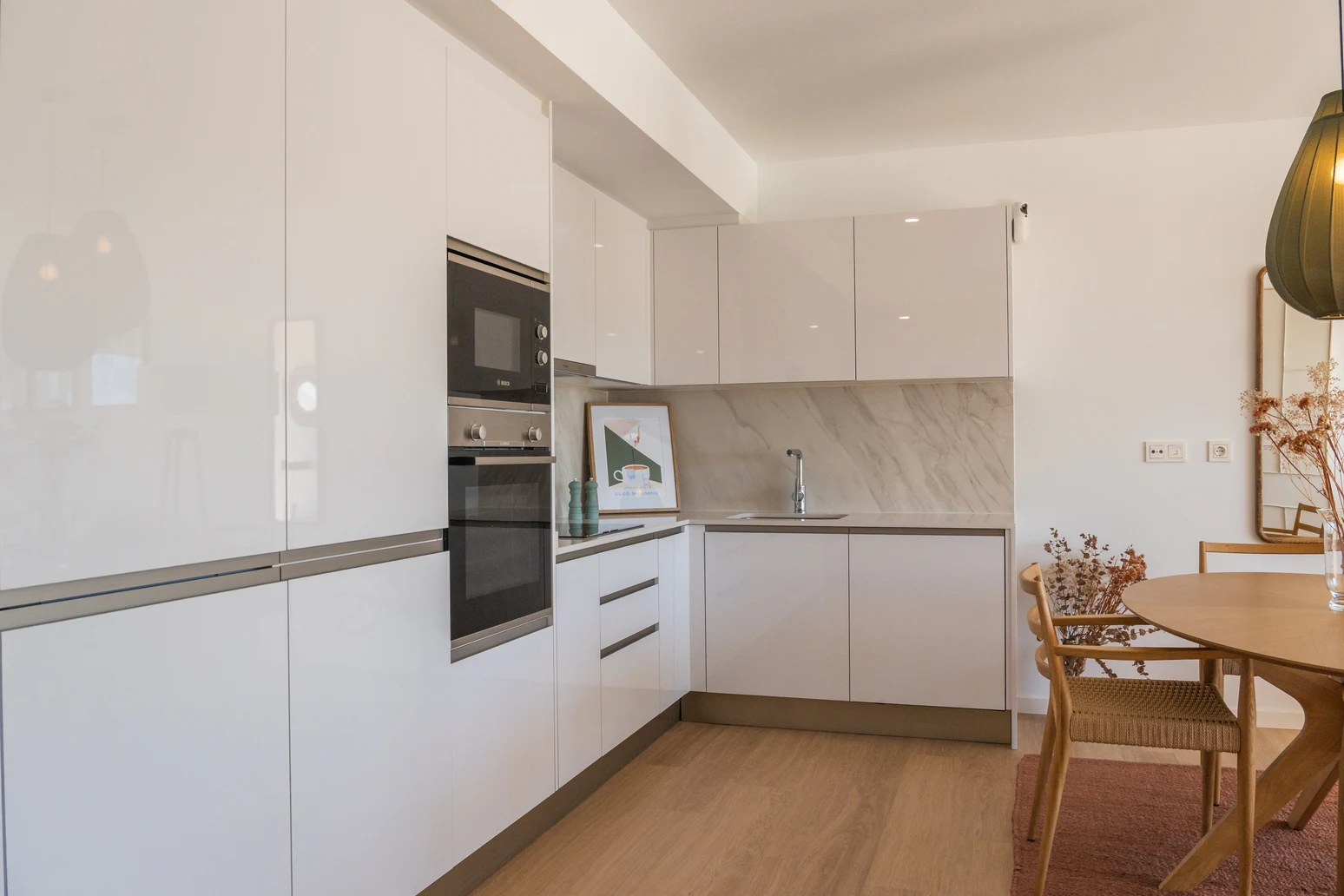 Volledig ingerichte open keuken