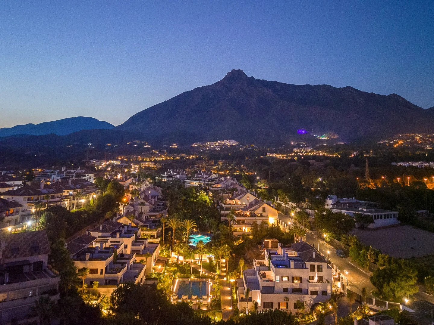 Lomas del Rey Marbella exterieur bij nacht