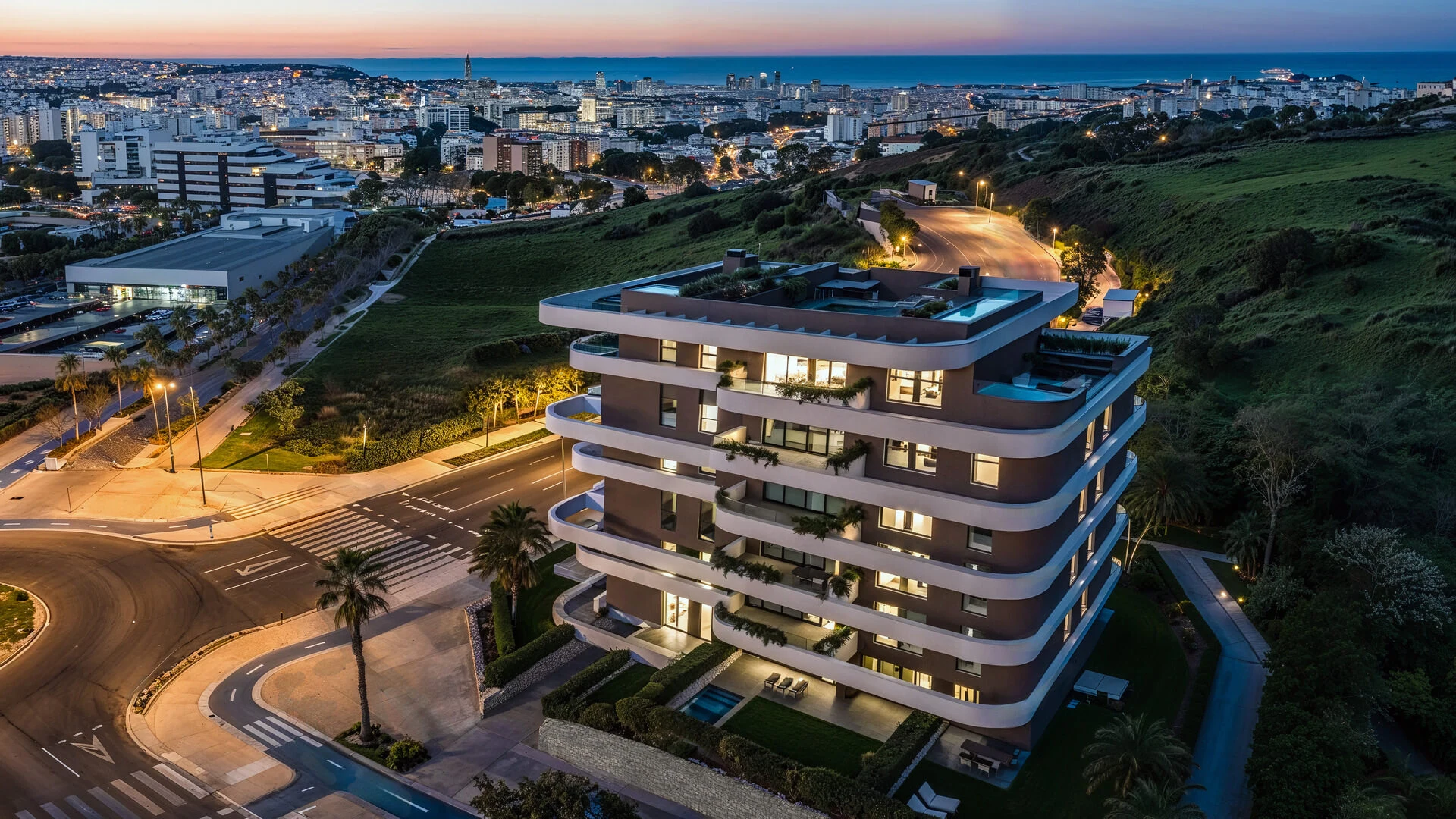 Looa Estepona bij avondlicht met dakterras en zwembad