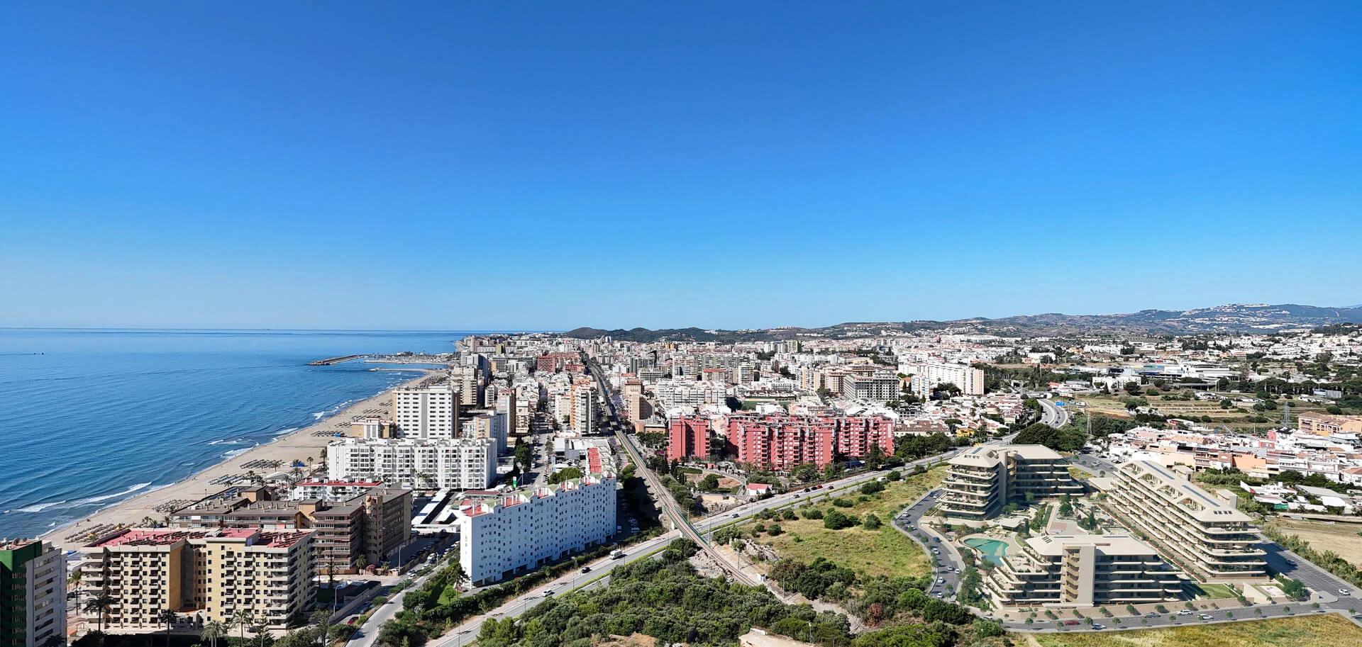 Luchtfoto van de kustlijn en het centrum van Fuengirola