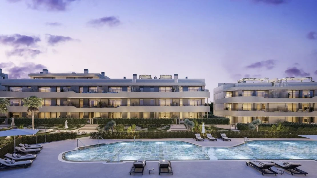 Nyra Residences — verlicht zwembad bij nacht met sfeervolle omgeving