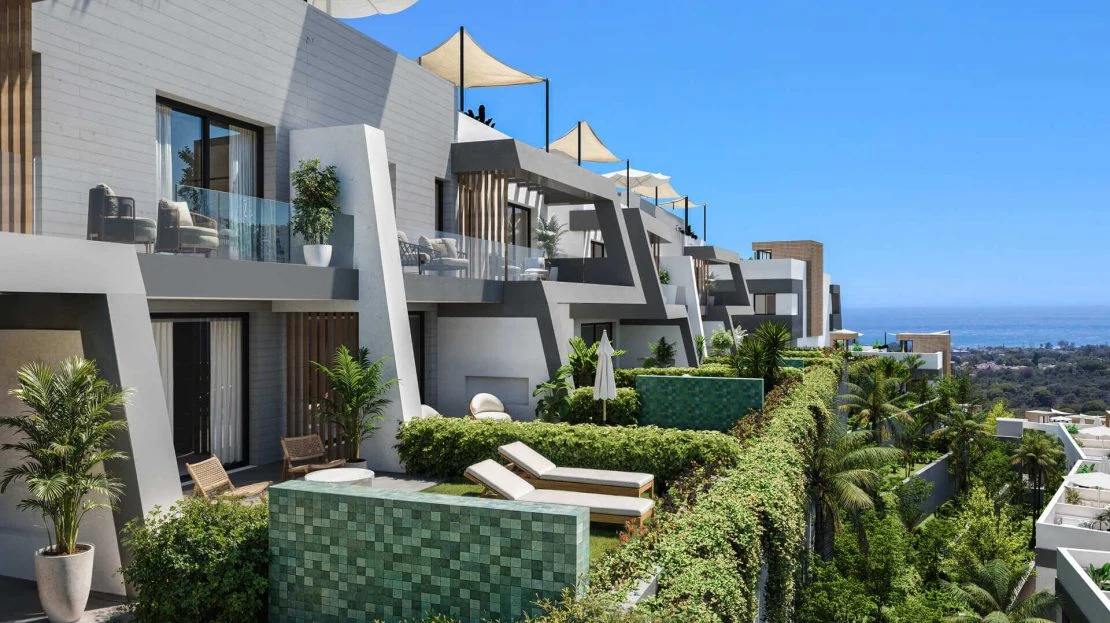 Serenity Hills Marbella — aanzicht van het complex op de heuvels met zeezicht