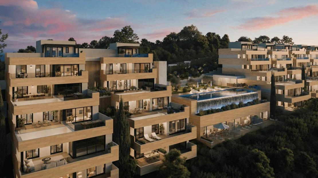 Soleil Marbella — appartementencomplex verlicht in de avond
