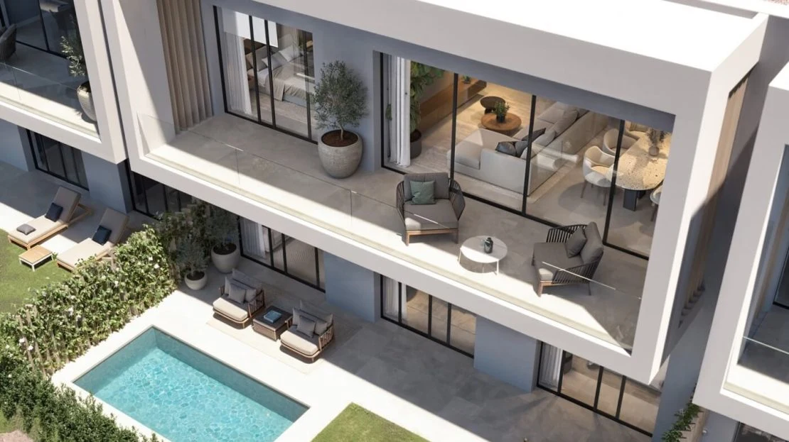 Spinto Blu — overzicht van het complex met golfbaan en zee op de achtergrond