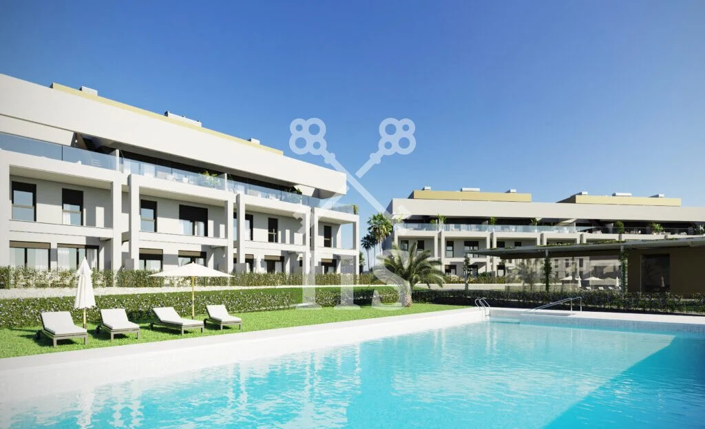 Zwembad van Symphony Suites met zeezicht