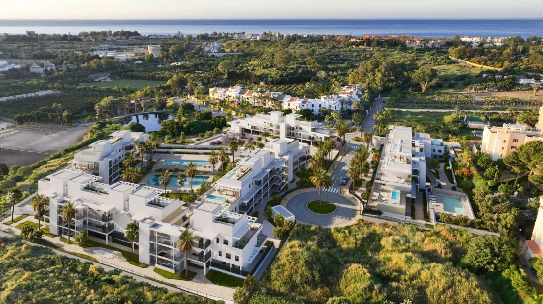 UNELMA Estepona — luchtfoto van het complex met tuinen en zwembad
