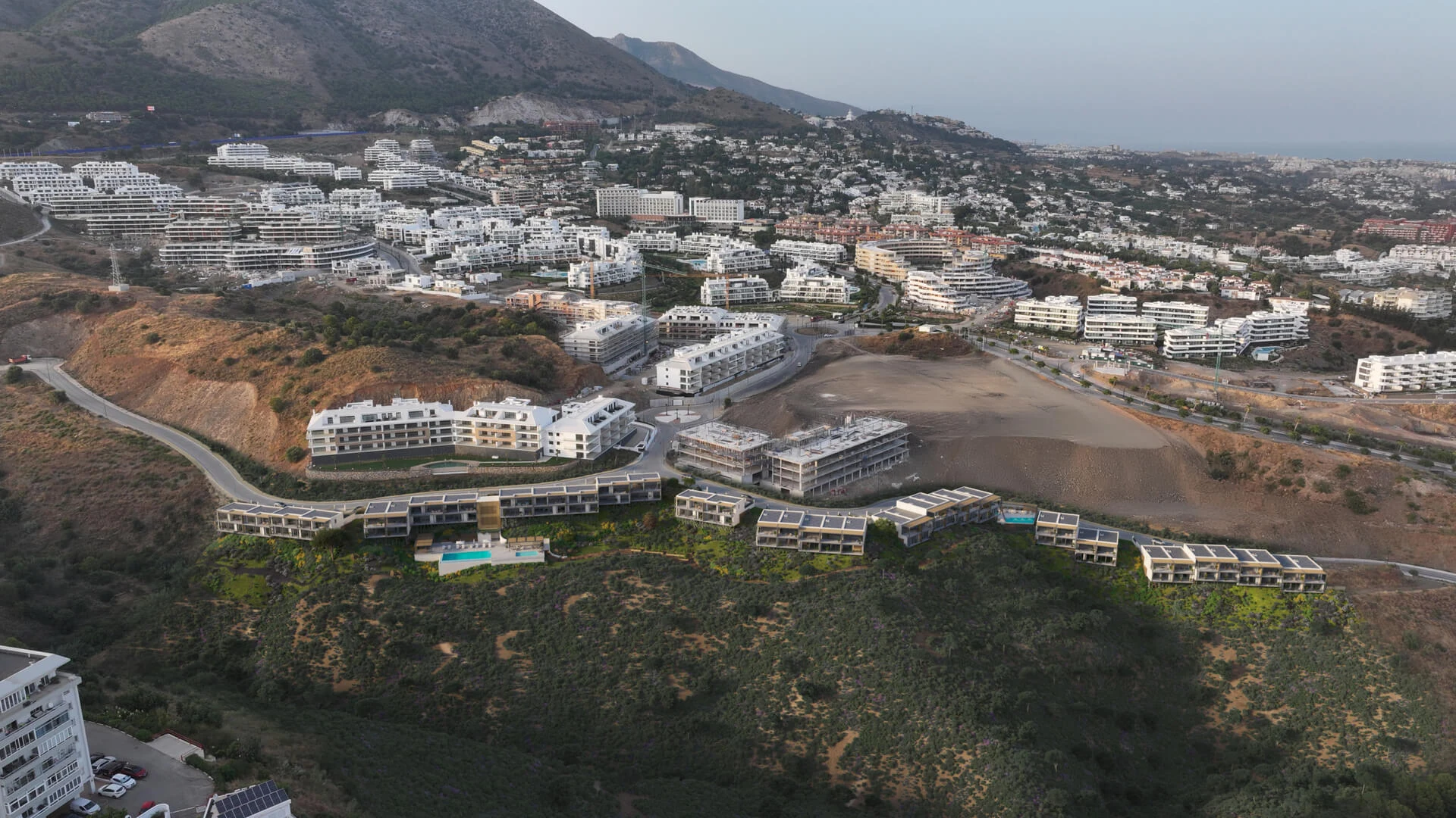 Luchtfoto van El Higuerón en de omliggende kust